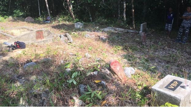 vuotbien-Dấu tích của những người đã vĩnh viễn nằm lại đảo Kuku có khi chỉ là các hòn đá chơ vơ không ghi danh tính 