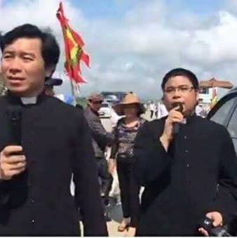 Linh mục Đặng Hữu Nam ngoài cùng bên phải Courtesy FB Anton Đặng Hữu Nam 