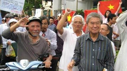 Ông Lê Hiếu Đằng (áo sậm, phải) – một người cộng sản đã tuyên bố từ bỏ đảng vào tháng 12 năm 2013