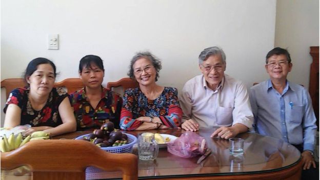 Nghệ sỹ Kim Chi và TS Mạc Văn Trang trong lần tới thăm gia đình bà Cấn Thị Thêu cuối năm 2019