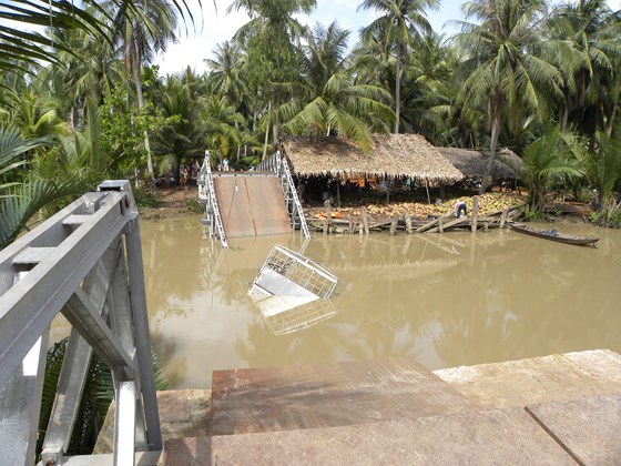 cầu Bà Hạc chưa khánh thành đã sập-  trên  kinh Thành Thới A huyện Mỏ Cày Nam - Trà Vinh