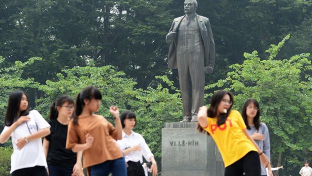 Giới trẻ Việt Nam ngày nay chọn địa điểm dưới chân tượng Lenin ở Hà Nội để sinh hoạt văn hóa như vui chơi nhảy múa 