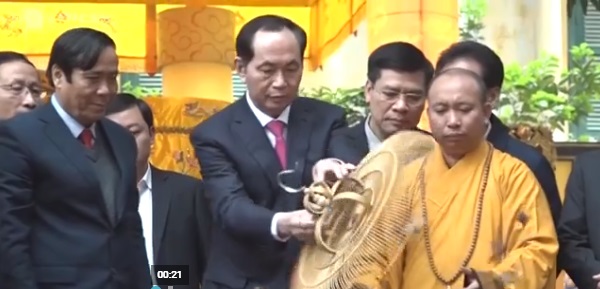 Mùng 9 Tết Mậu Tuất 2018 Chủ tịch nước Trần Đại Quang phóng sinh một lồng chim 