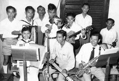 Một số nhạc công trong ban ca nhạc Bình Minh Đài phát thanh Nha Trang, cuối thập niên 50 của thế kỷ 20