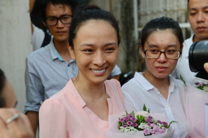 Nụ cười hạnh phúc của cô Trương Hồ Phương Nga (trái) và cô Nguyễn Đức Thùy Dung khi được tại ngoại. (Hình- Báo Tuổi Trẻ)