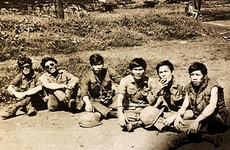 nguoilinhvietnamconghoa - Trạch Gầm (trái) cùng các chiến hữu sau khi dự trận đánh khốc liệt tại An Lộc. (Hình Trạch Gầm