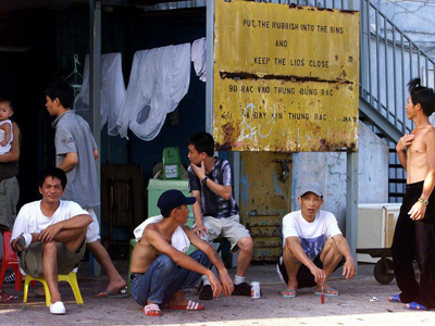 Vuot bien -  Một nhóm người Việt Nam gần cổng trại tị nạn Pillar Point ở Hồng Kông ngày 30 tháng 5 năm 2000. AFP 