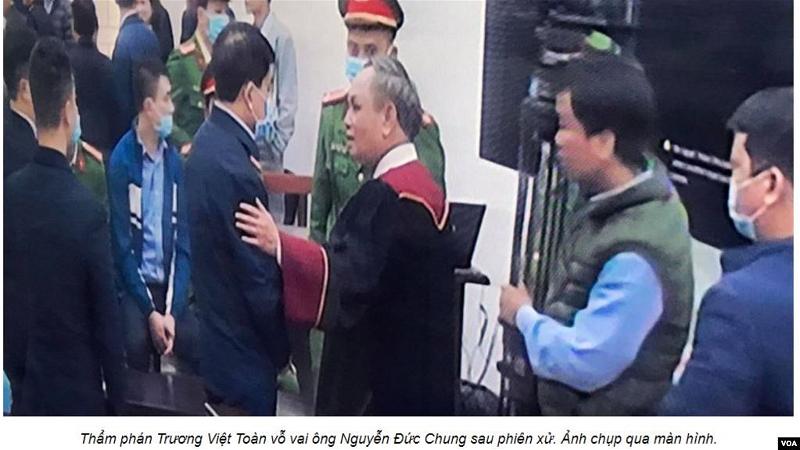 Thẩm phán Trương Việt Toàn vỗ vai ông Nguyễn Đức Chung