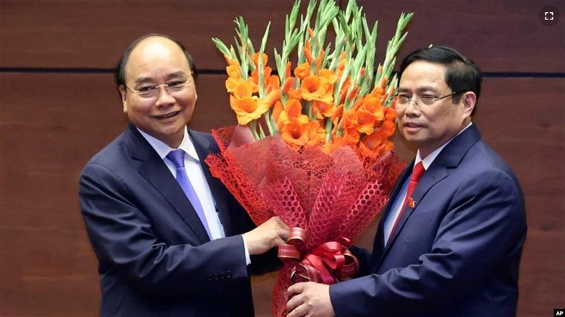 Tân thủ tướng Phạm Minh Chính (phải) và tân chủ tịch nước Nguyễn Xuân Phúc, Hà Nội, 5 tháng Tư.