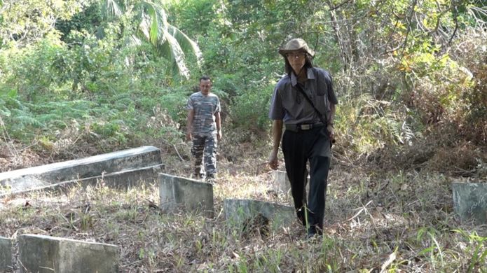 indonesia-traitinan-Alex hiện nay trên đường giúp đỡ người Việt tị nạn năm xưa đi tìm mộ 