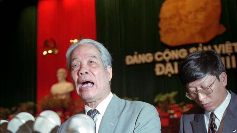 Ông Đỗ Mười phát biểu sau khi được bầu lại làm Tổng bí thư tại Đại hội Đảng lần thứ 8 vào năm 1996