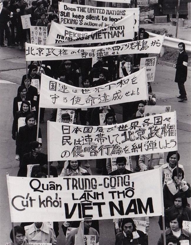 Biểu tình chống Trung Quốc ở Nhật -1974- Người ở bìa phải đi bên ngoài giám sát đoàn biểu tình là học giả Đỗ Thông Minh 