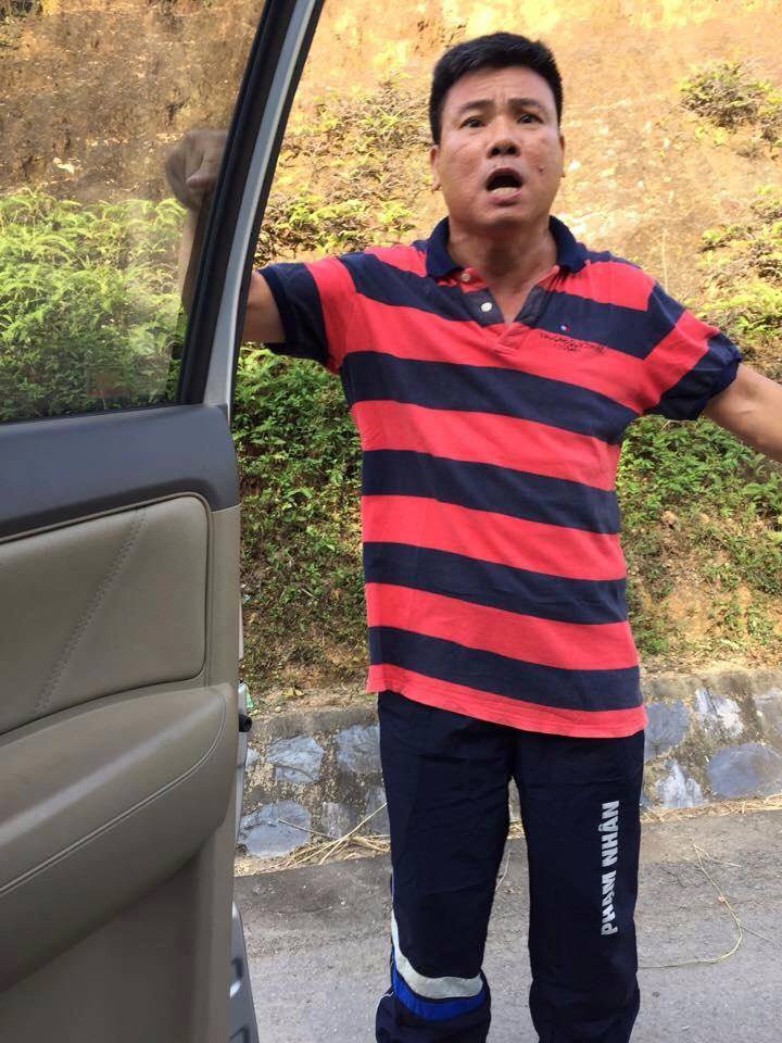 Hình ảnh đầu tiên khi ra khỏi trại tù của Trương Duy Nhất, với chiếc quần còn in chữ -phạm nhân-, 26-5-2015. (ảnh- Huy Đ
