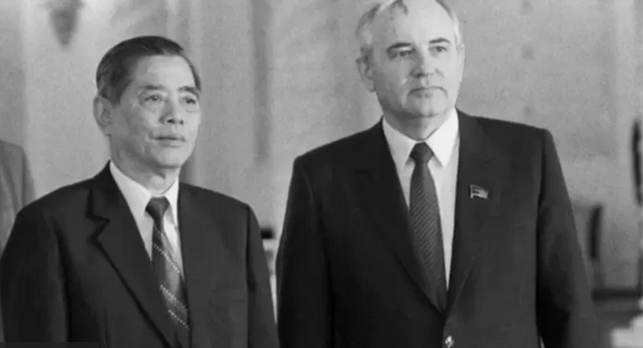 Ông Nguyễn Văn Linh (trái) và Mikhail Gorbachev đã gặp mặt và thảo luận về các vấn đề trong hợp tác Việt-Xô