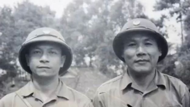 Chính ủy Bùi Văn Tùng (phải) cùng bạn chiến đấu Lữ trưởng lữ thiết giáp 203 Nguyễn Tất Tài, Dinh Độc Lập trưa ngày 30-4-