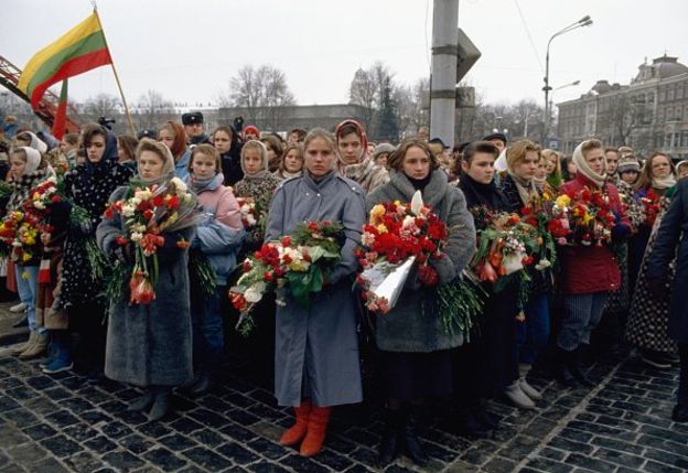Người dân Lithuania trong lễ tưởng niệm nạn nhân bị Hồng quân Liên Xô giết chết tại Vilnius đầu năm 1991 