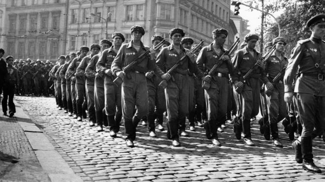Ngày 10-9-1968 quân đội Liên Xô hành quân qua đường phố Prague trong giai đoạn -Mùa xuân Prague 