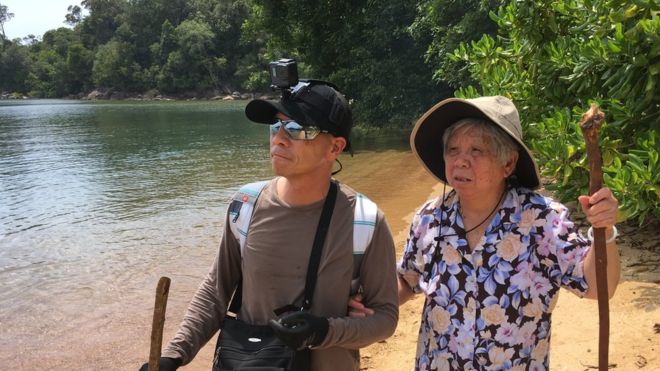 Bà Ôn Trương và con trai tại đảo Kuku trở lại đảo Kuku lần đầu sau 39 năm 