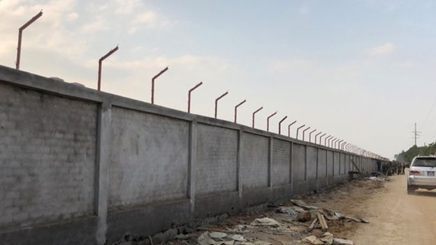 Một phần tường xây tại khu vực sân bay Miếu Môn - dongtam