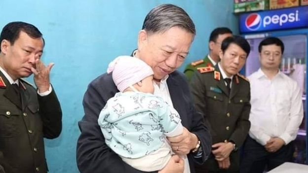 Ông Tô Lâm, Bộ trưởng Công an Việt Nam, tới thăm một gia đình cảnh sát bị thiệt mạng trong vụ Đồng Tâm 
