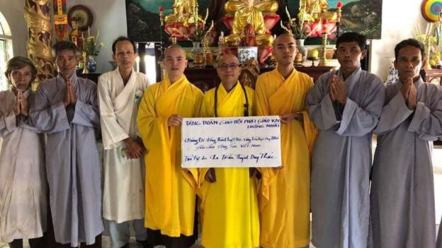Một nhóm tăng sĩ Phật Giáo đồng hành tuyệt thực cùng ông Trần Huỳnh Duy Thức 