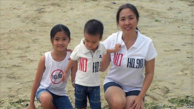 Mẹ Nấm cùng hai con phản đối Trung Quốc đem giàn khoan HD-891 vào vùng biển chủ quyền của Việt Nam.