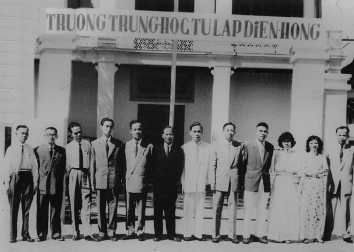 truongtrunghoctulapdienhong-Trường Diên Hồng tại Hội An cuối thập niên 1950. Từ trái, anh Hứa Xin (nhân viên văn phòng);