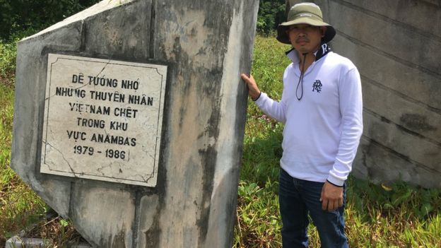 Ông Nguyễn Gia Mạnh bên bia tưởng niệm thuyền nhân trên đảo Kuku 2018