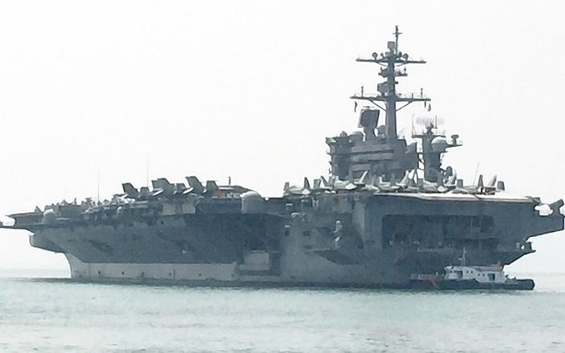 Tàu USS Carl Vinson neo đậu trong Vịnh Đà Nẵng - TBD
