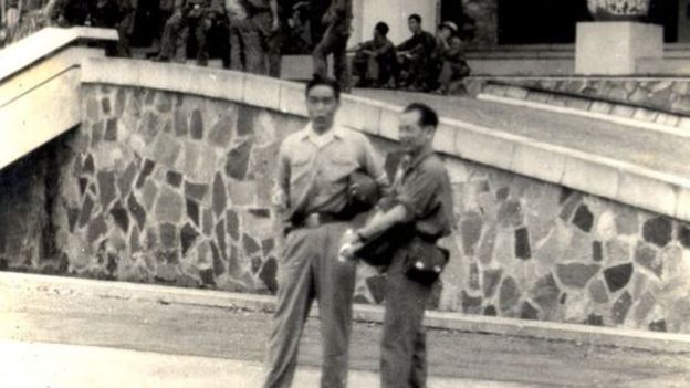 Ông Bùi Tín với tướng Nam Long Tư lệnh Quân đoàn Hai ngày 30-4-1975