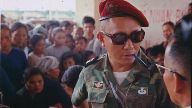 Tướng dù Đỗ Cao Trí của VNCH trong một lần thăm trại tỵ nạn của người dân ở Tây Ninh. Ông tử nạn năm 42 tuổi khi bay tr