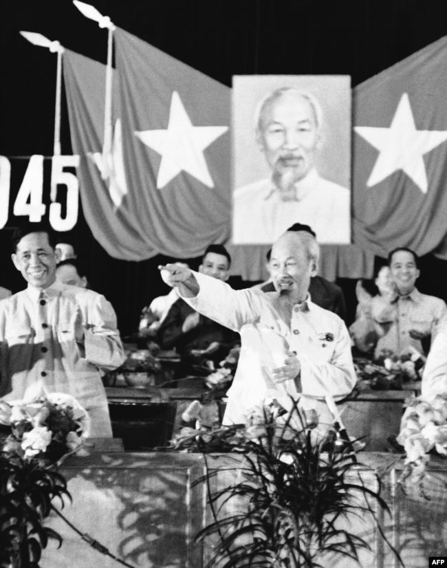 Chủ tịch Hồ Chí Minh và Bí thư thứ nhất Lê Duẩn cùng với những quan chức cao cấp khác mừng ngày quốc khánh 2 tháng 9, 19