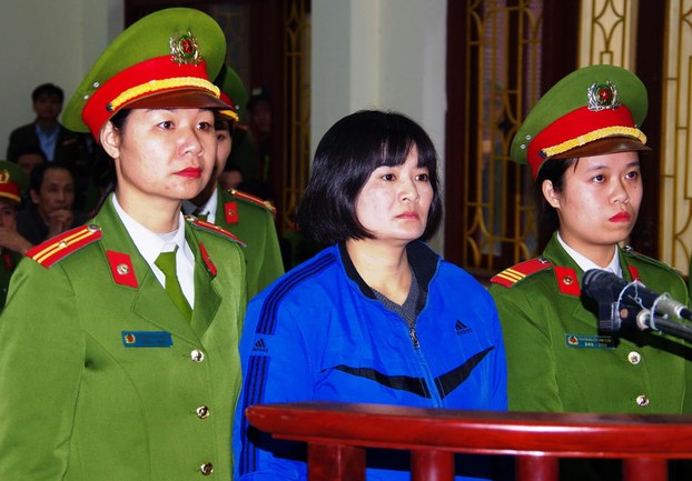 Nhà hoạt động nhân quyền Trần Thị Nga (giữa) tại phiên tòa phúc thẩm ở tỉnh Hà Nam hôm 22-12-2017
