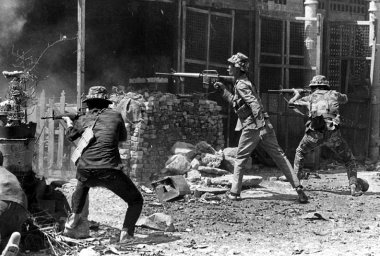 saigonmauthan1968 - Lực lượng quân đội VNCH bắn trả Việt Cộng trong thành phố Sài Gòn trong chiến dịch Tết Mậu Thân năm 