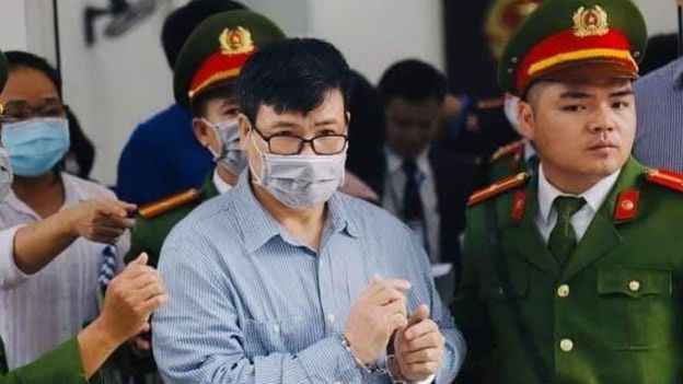 Ông Trương Duy Nhất mặc chiếc áo sơ mi xanh do cô con gái Thục Đoan gửi tại phiên tòa 9-3-2020