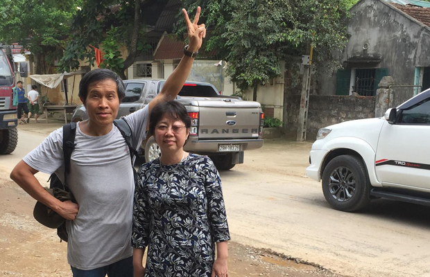 Nhà báo Nguyễn Hữu Vinh và vợ, bà Lê Thị Minh Hà, trước Trại giam số 5 ngày 5-5-2019.