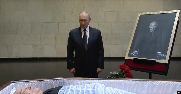 Putin viếng thi hài Gorbachev tại Bệnh Viện Trung Ương ở Moscow, 1-9-2022.