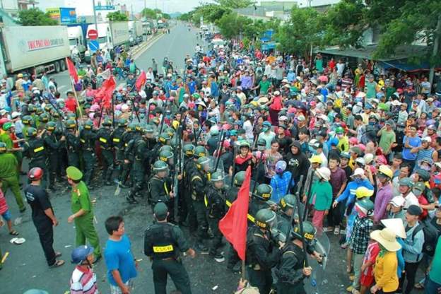 Người biểu tình ở Phan Rí, Bình Thuận đụng độ với cảnh sát cơ động10-06-2018