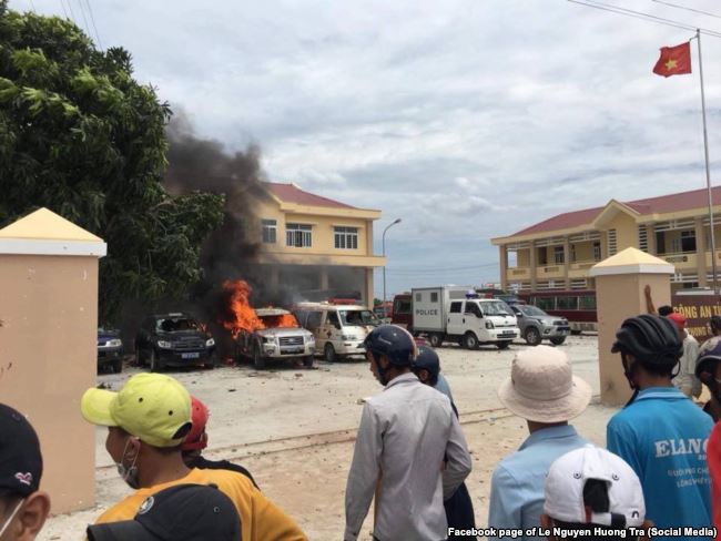 dackhu99-Xe cảnh sát bị đốt cháy ở một trụ sở thuộc công an tỉnh Bình Thuận, 10-6-2018