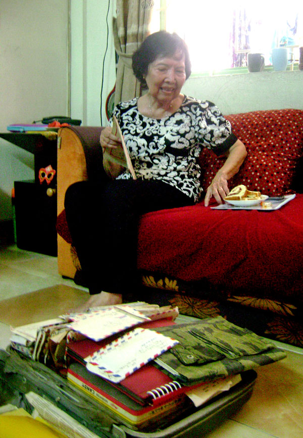 Bà quả phụ Đỗ Hữu Tùng, 77 tuổi, bên những kỷ vật của chồng.l