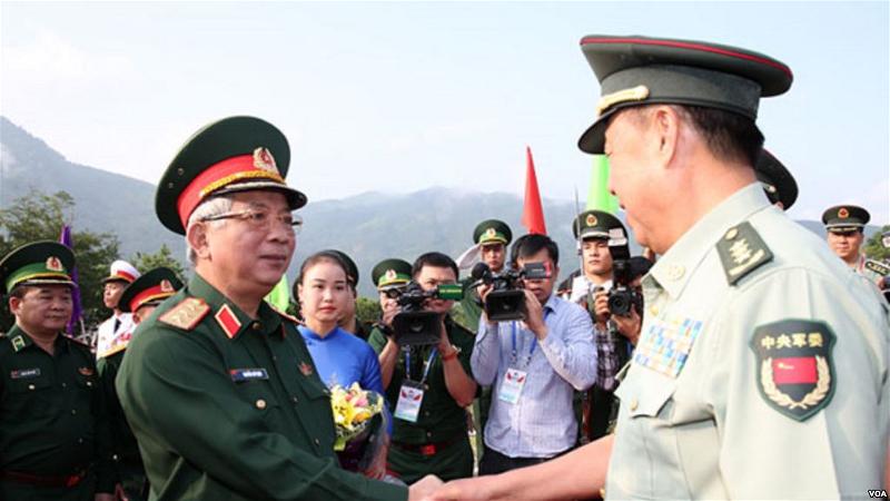 Tướng Nguyễn Chí Vịnh và tướng Phạm Trường Long chụp hình chung tại cuộc -giao lưu quốc phòng biên giới-. (Hình Bộ Quốc 