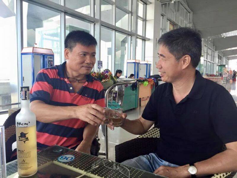 truongduynhat-Chén rượu đầu tiên ngày ra tù, với Huy Đức. Phòng chờ sân bay Vinh, Nghệ An, 26-5-2015.