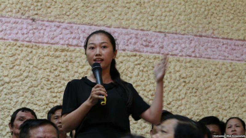 Nguyễn Thị Thùy Dương phát biểu trong buổi tiếp xúc cử tri Q2 ngày 22-11-2018.
