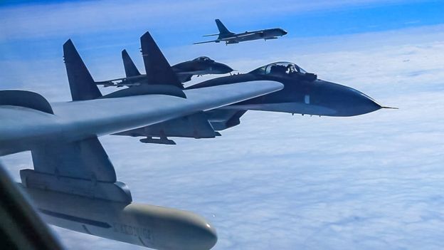 Ảnh của Tân Hoa Xã công bố cuối tháng 3-2018 mô tả các phi cơ ném bom Trung Quốc hoạt động 'diễn tập' ở Tây Thái Bình 