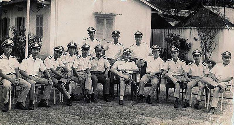 Sinh viên Sĩ Quan Cảnh Sát Phan Điệp (thứ tư, phải) tại Học Viện Cảnh Sát Quốc Gia Sài Gòn năm 1967