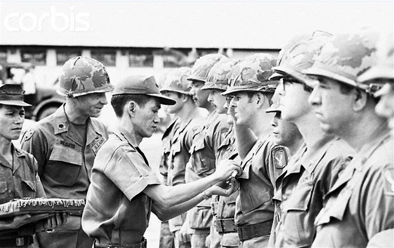 Trung Tướng Ngô Quang Trưởng, Tư Lệnh Quân Đoàn 1 và Quân Khu 1, gắn huy chương tưởng thưởng quân nhân Hoa Kỳ sau trận c