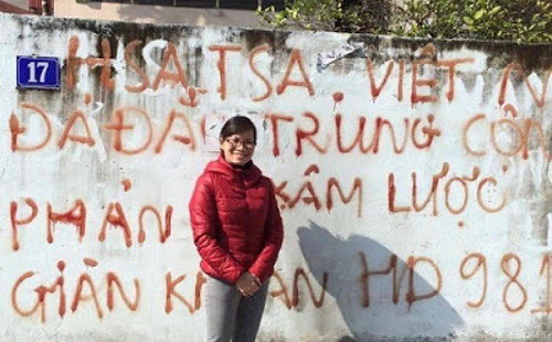 Phạm Thanh Nghiên - Bức tường nhà tôi với biểu ngữ chống Tàu.