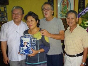 Gia đình đem hài cốt GS Nguyễn Duy Xuân về sau 30 năm.