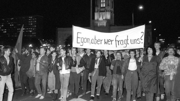 Ba ngàn người biểu tình phản đối nhà lãnh đạo cộng sản tại Berlin hôm 24-10-1989 