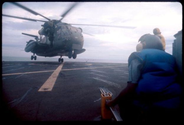 30thang4-Trực thăng đáp xuống tàu sân bay Hoa Kỳ ngoài khơi Nam VN trong chiến dịch Frequent Wind năm 1975 